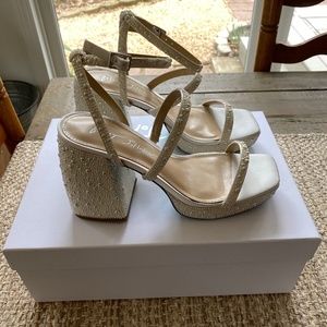 Never Worn Betsy Johnson style Denni in Ivory, size 6,
